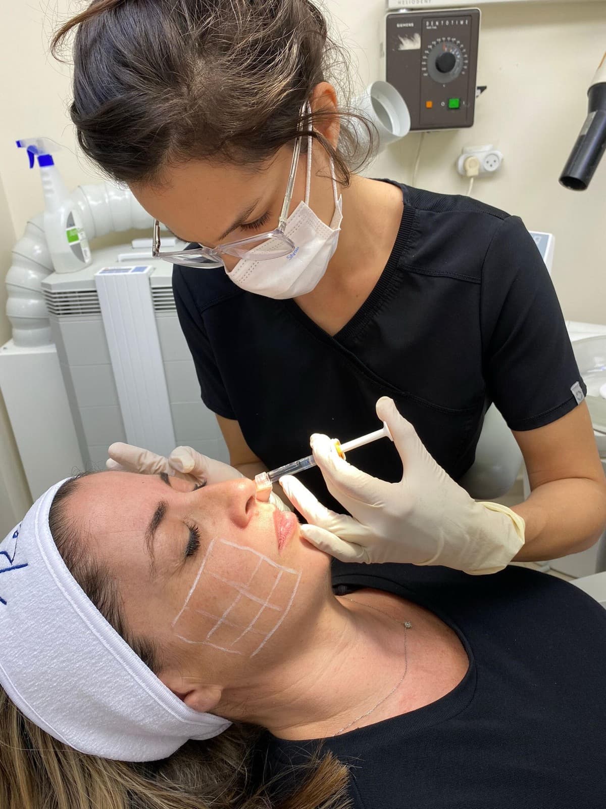 ד״ר טל אלון במהלך טיפול אסתטי במרפאה / Dr. Tal Alon during an aesthetic treatment